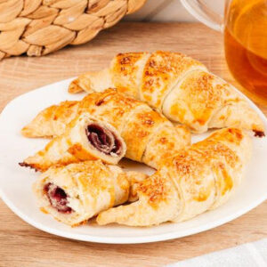 Круассан с черничным джемом